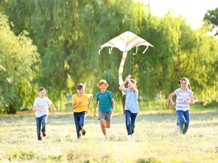 bambini con aquilone