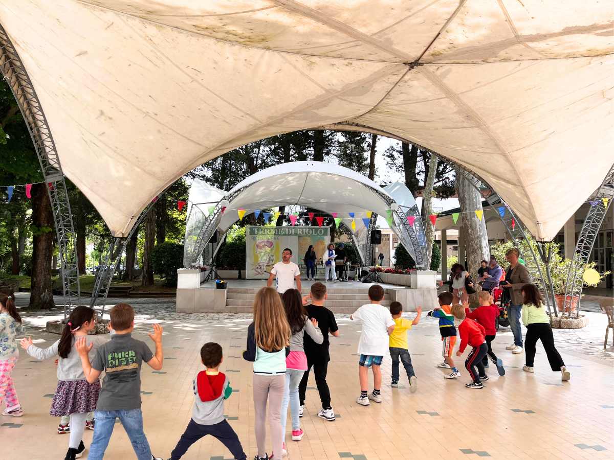 bambini ballano all'open day delle terme di riolo