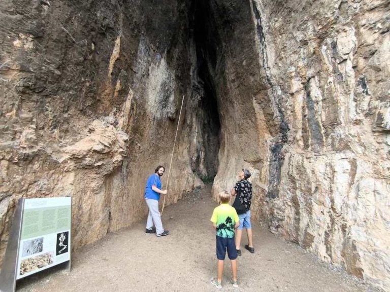 Grotte, archeologia e mare: la magia dei Balzi Rossi a Ventimiglia