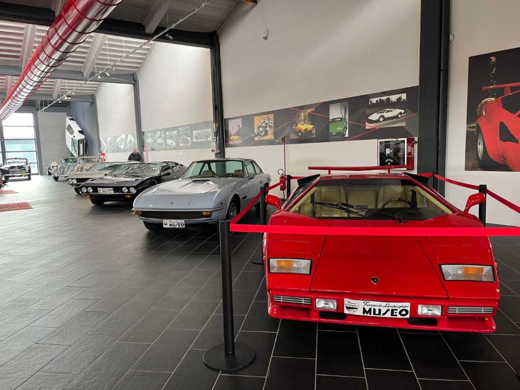 auto d'epoca al museo ferruccio lamborghini di bologna