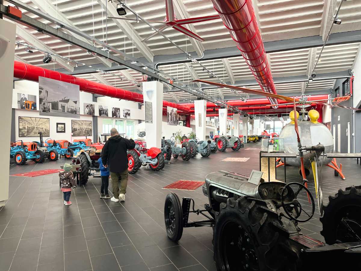 vari mezzi di trasporto all'interno del museo Ferruccio Lamborghini
