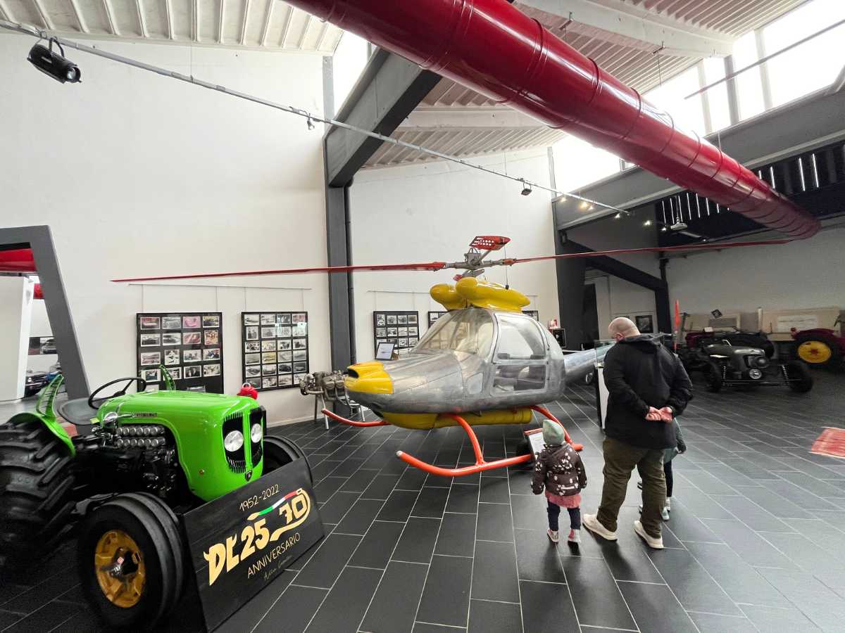 trattore ed elicottero al museo ferruccio lamborghini