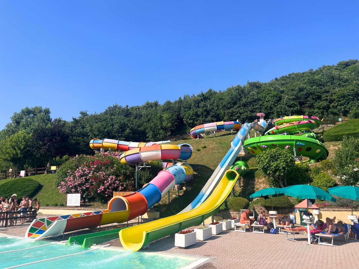 scivoli colorati al parco acquatico riovalli