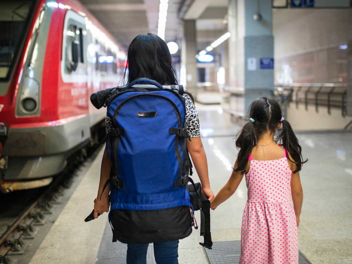 Mamam e bambina in metropolitana