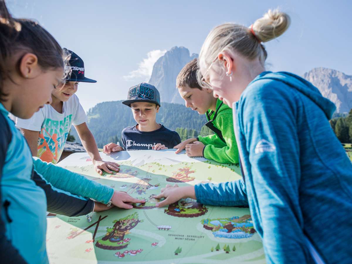 bambini guardano la mappa del sentiero panaraida in val gardena