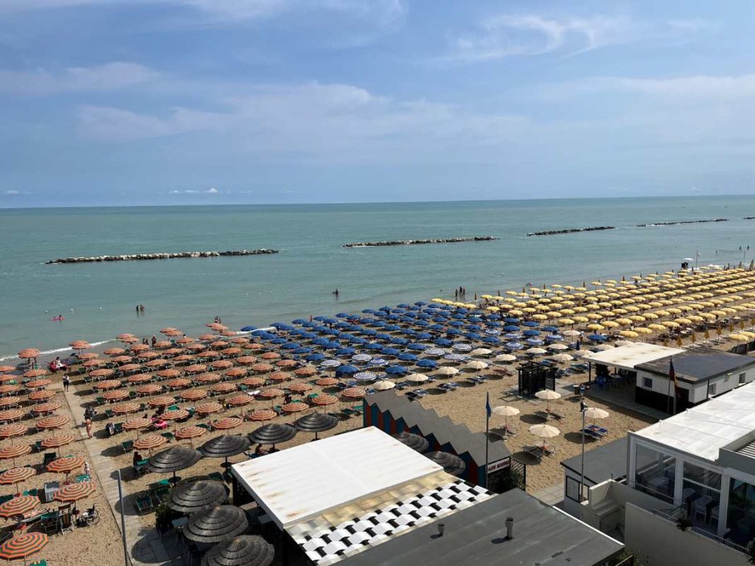 spiaggia marche pesaro con ombrelloni