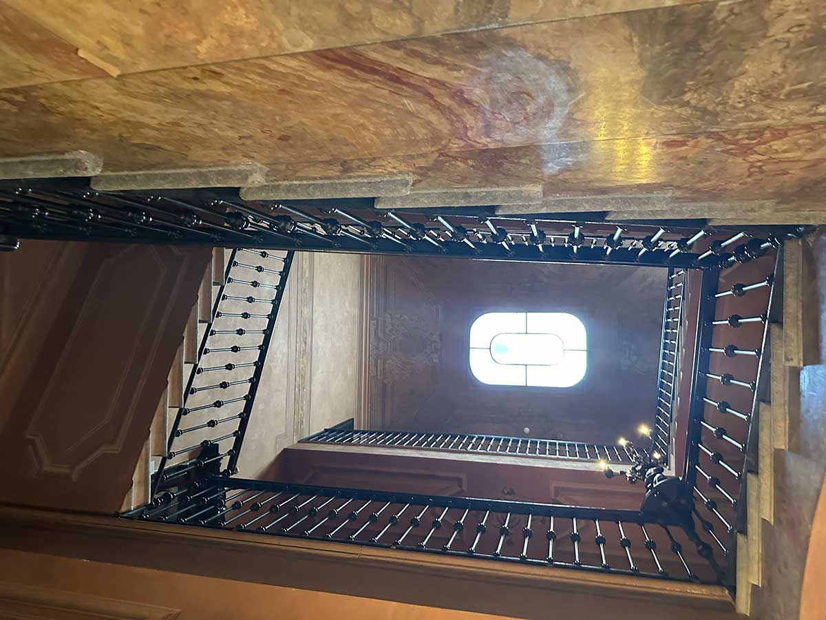 Casa Manzoni Milano scale