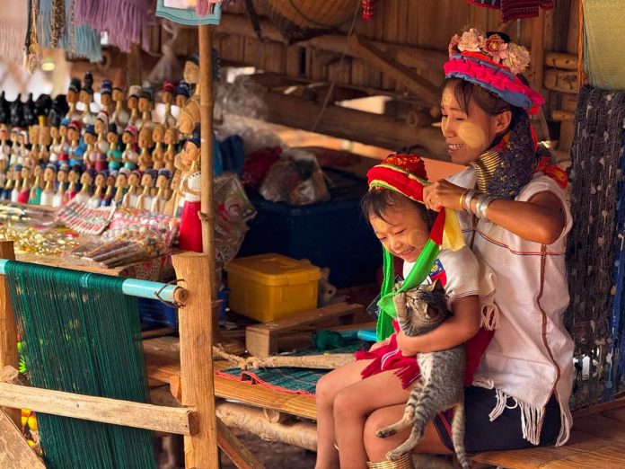 Donne giraffa thailandia