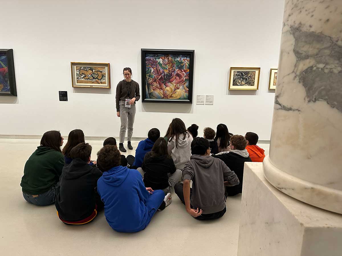 Ragazzi in visita al Museo Novecento Milano