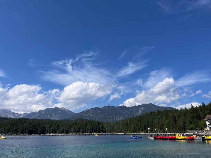 lago con barchette