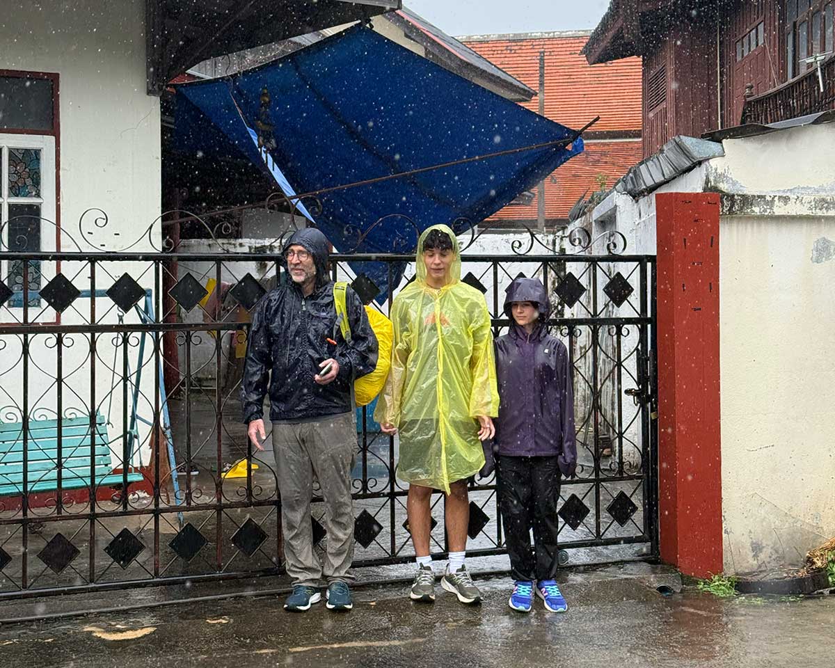 famiglia sotto la pioggia a Chiang mai