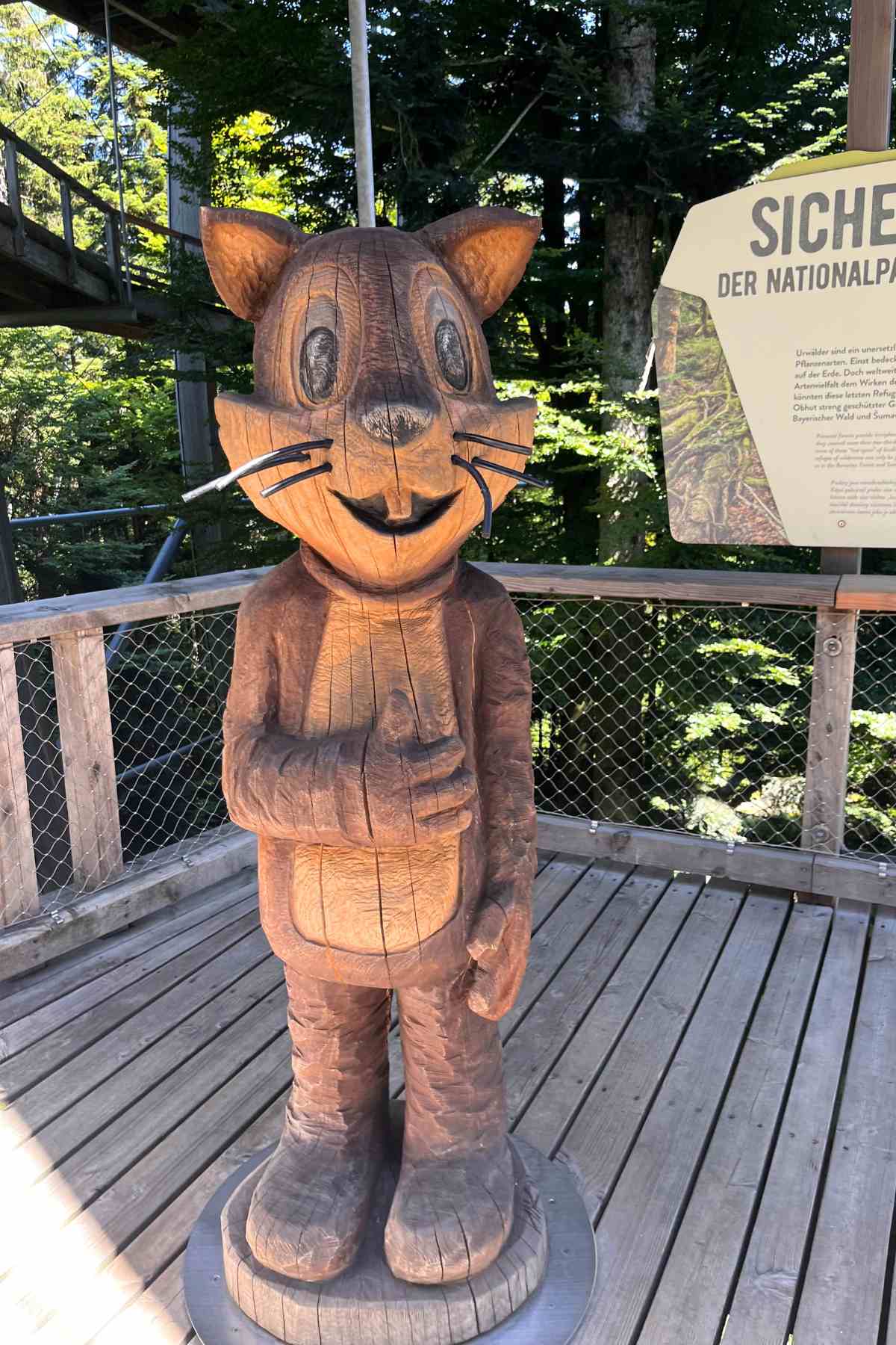 mascotte di legno scoiattolo
