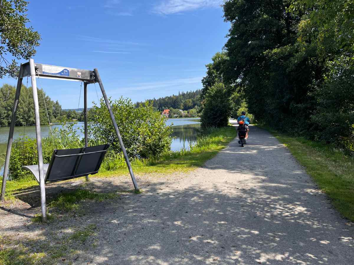 dondolo davanti al laghetto al kurpark di waldkirchen