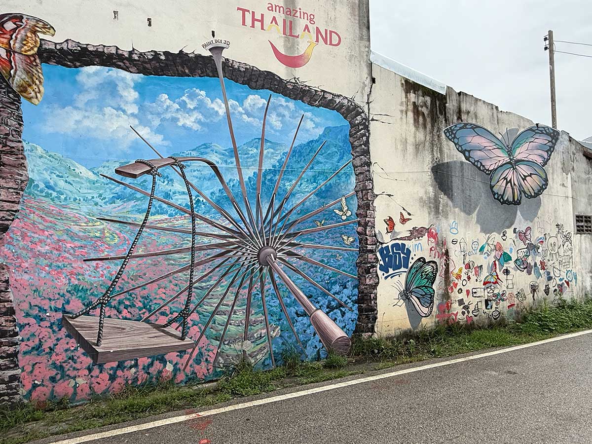 Bo Sang murales altalena