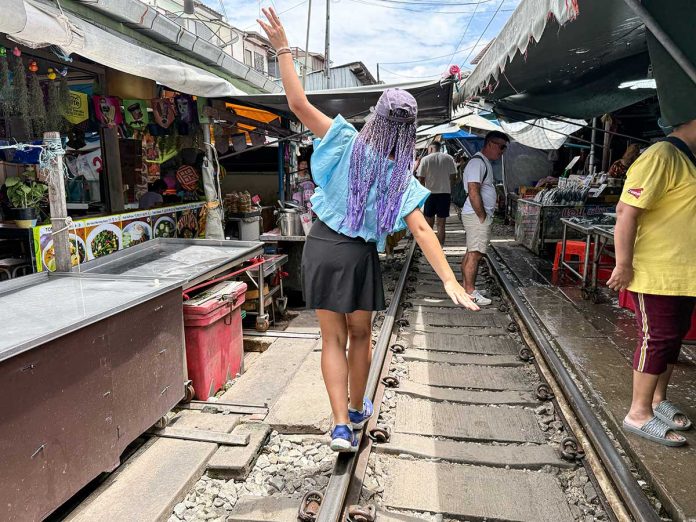 Maeklong Railway Market mercato treno Bangkok