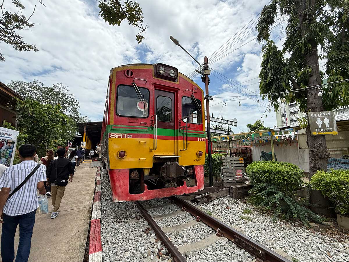 Maeklong Railway Market 