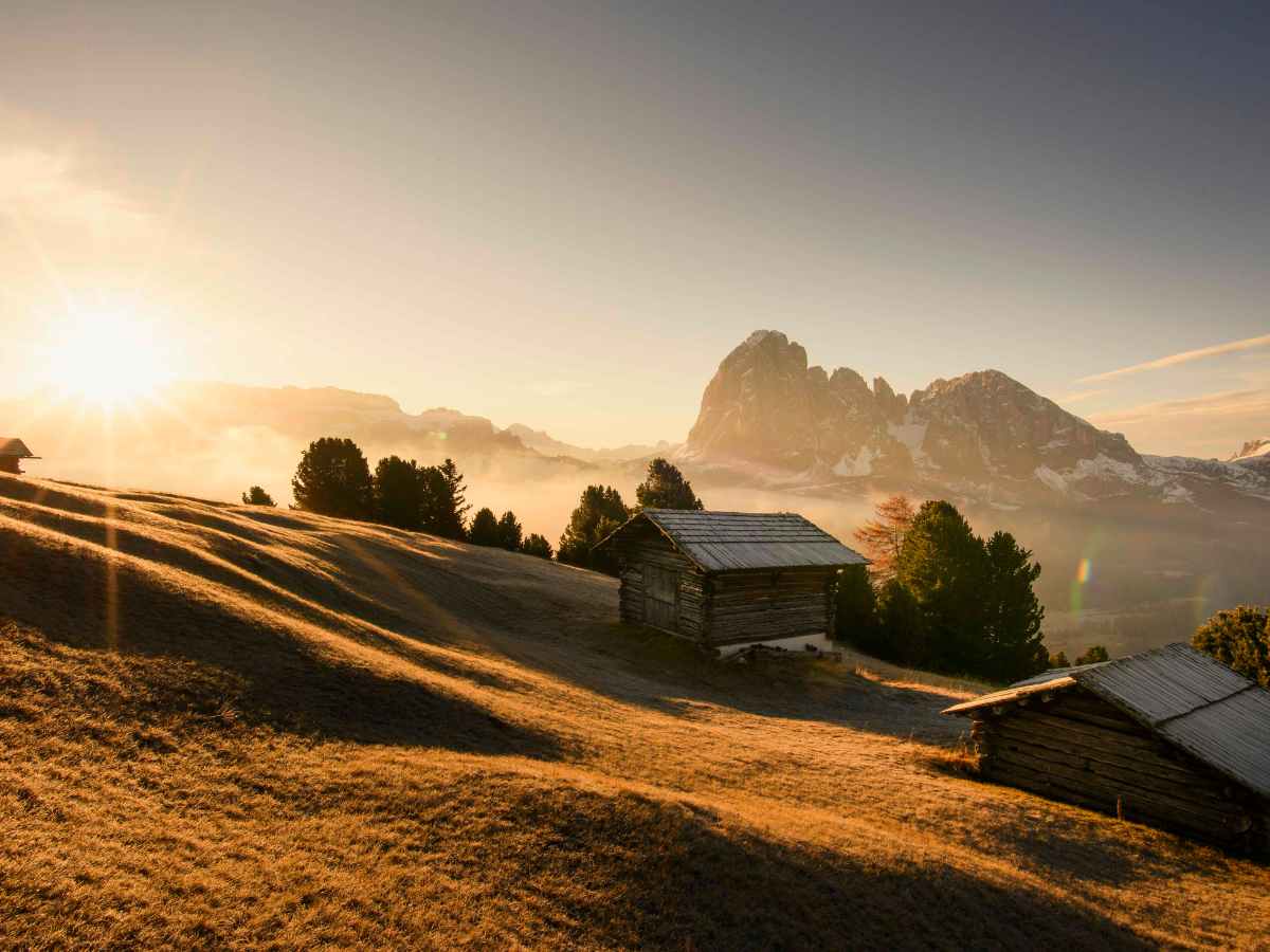 il sole brucia i paesaggi autunnali delle dolomiti