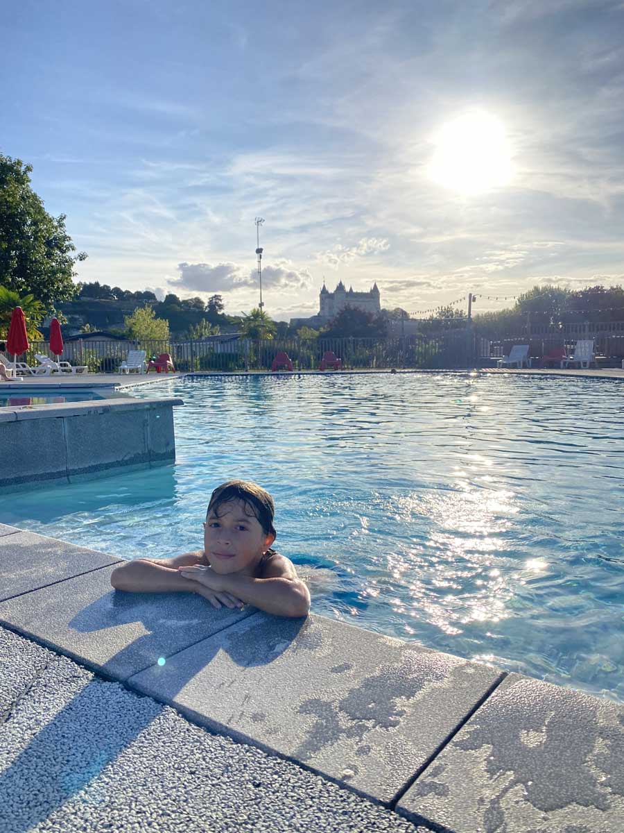 bambino piscina castello 