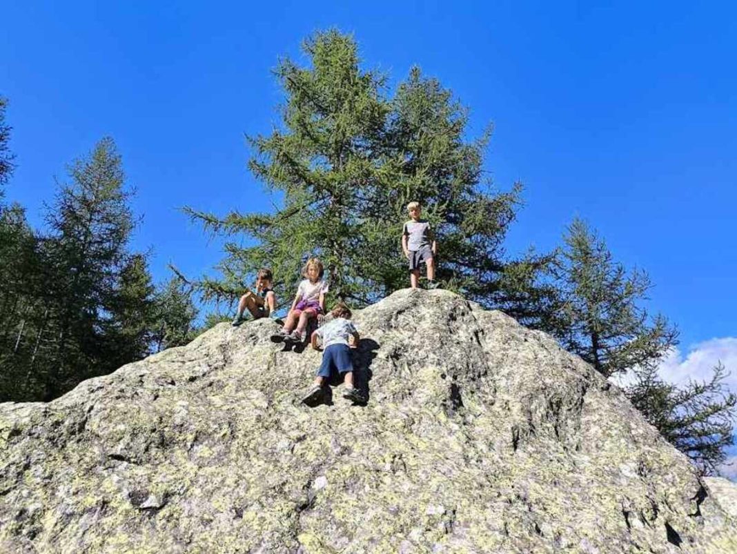 masso erratico bambini rifugio toesca
