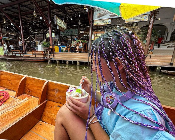 Ragazzina su una barca mercato galleggiante di Damnoen Saduak bangkok