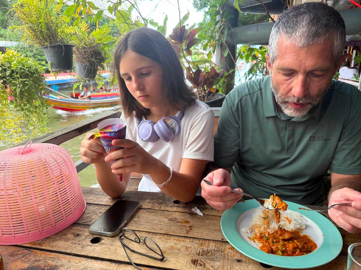 Bangkok Yai Canal papa e figlia pranzano