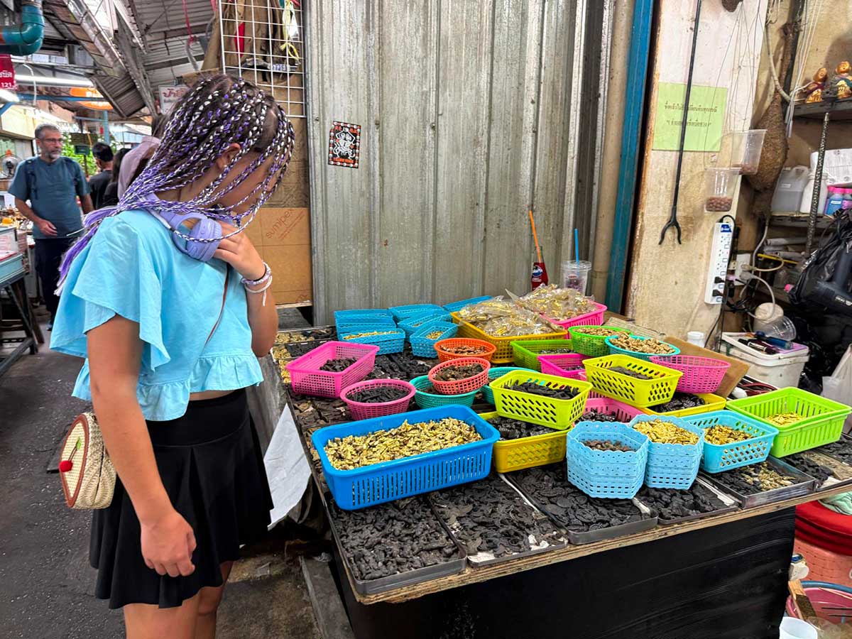 Cosa vedere a Bangkok con i bambini mercato degli amuleti