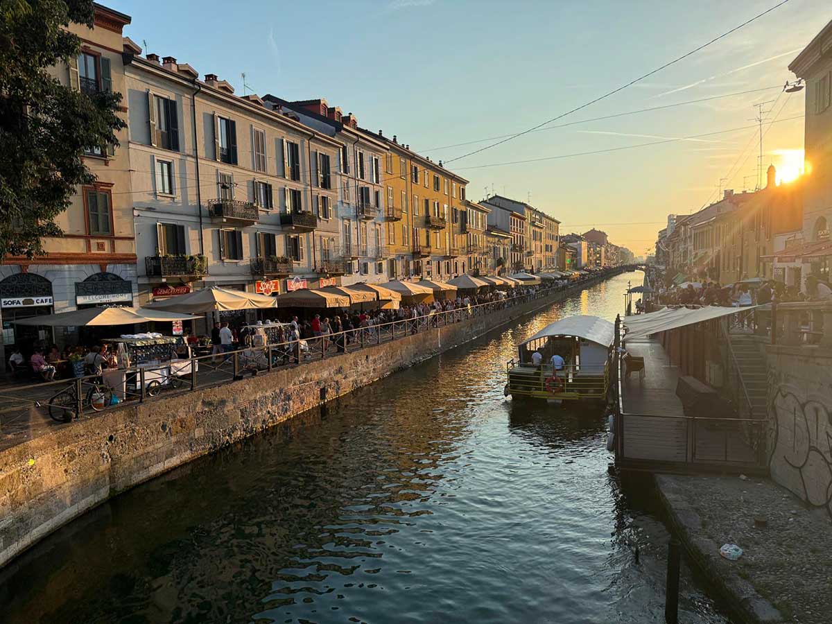 Navigli Milano con i bambini al tramonto