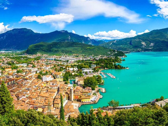 Vacanza di famiglia sul lago di Garda in autunno