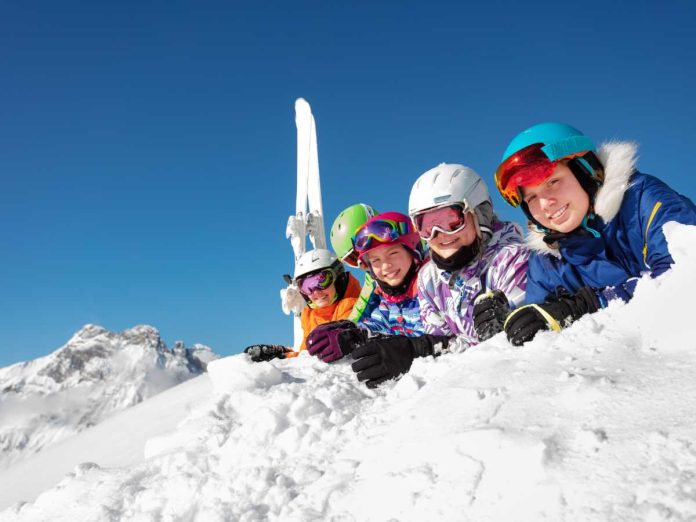 ragazzi sulla neve campi invernali