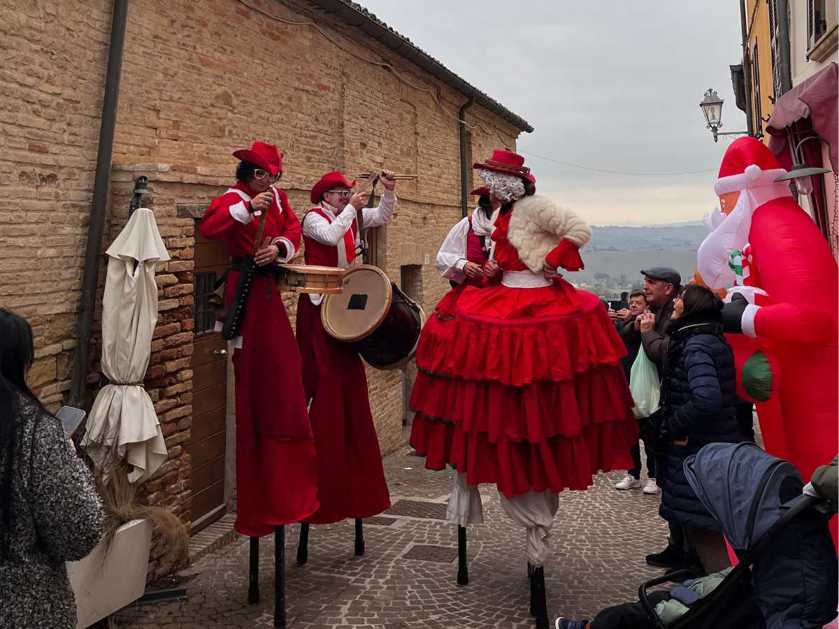 artisti di strada e trampolieri a candele a candelara per natale