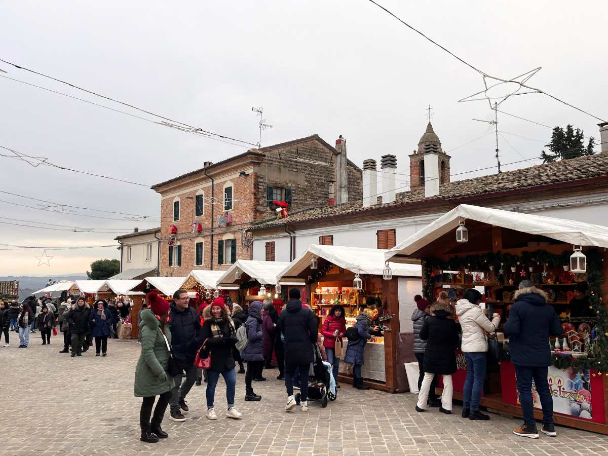 viale con casette del mercatino di natale di candelara