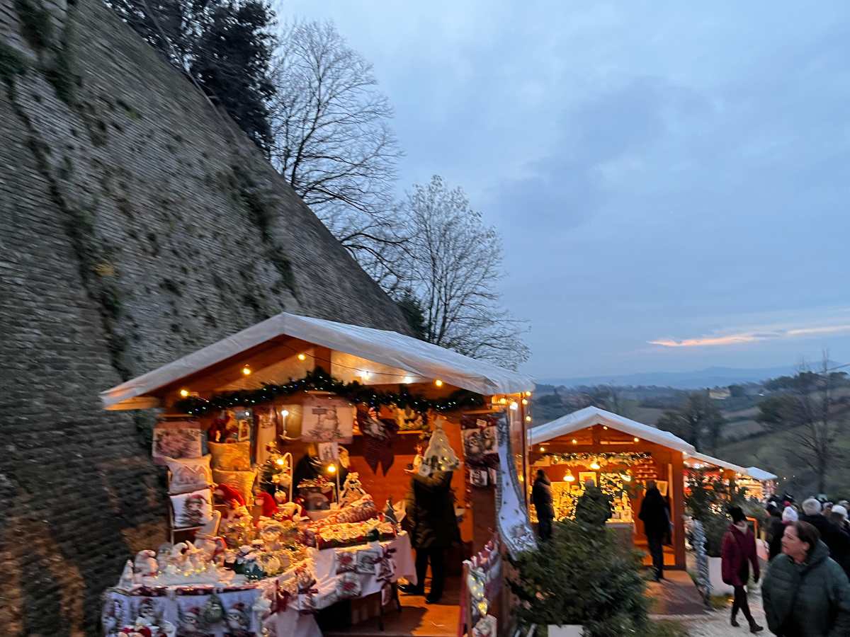 mercatino di natale accanto alla montagna a candelara