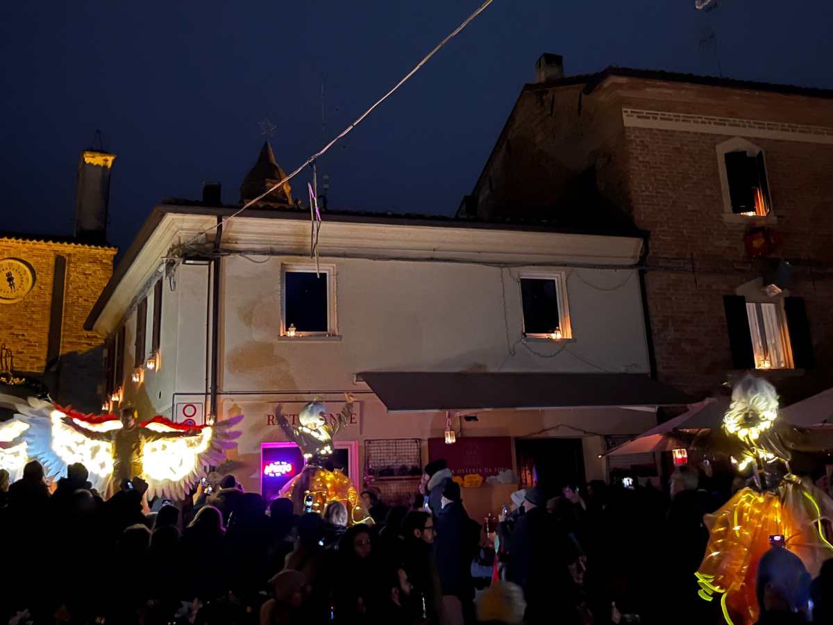 spettacolo di artisti di strada al buoio per candele a candelara
