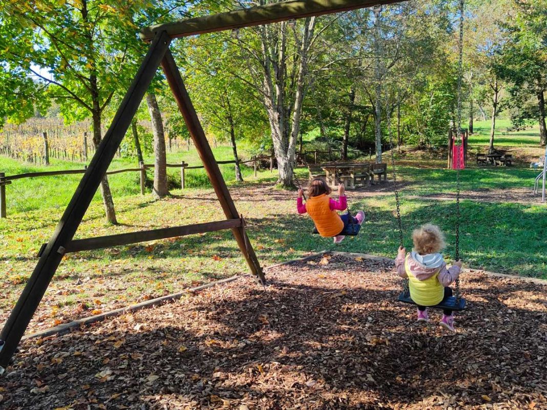 foliage in friuli venezia giulia bimbe giocano su altalena