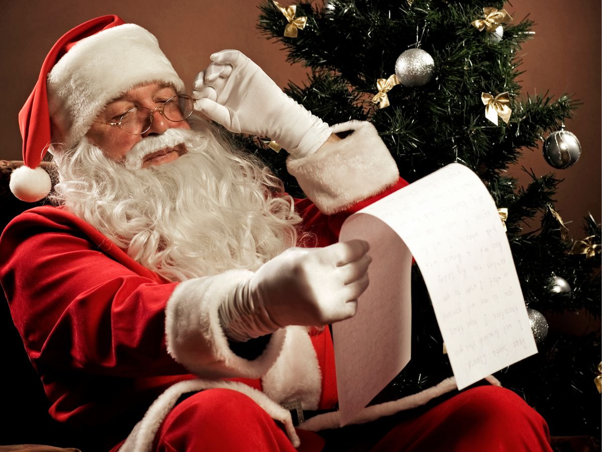 babbo natale legge letterine
