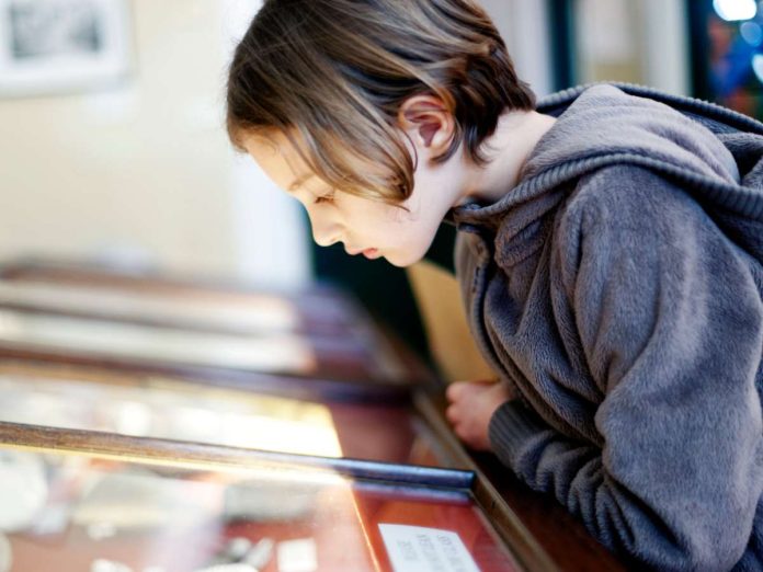 bambina guarda teche museo