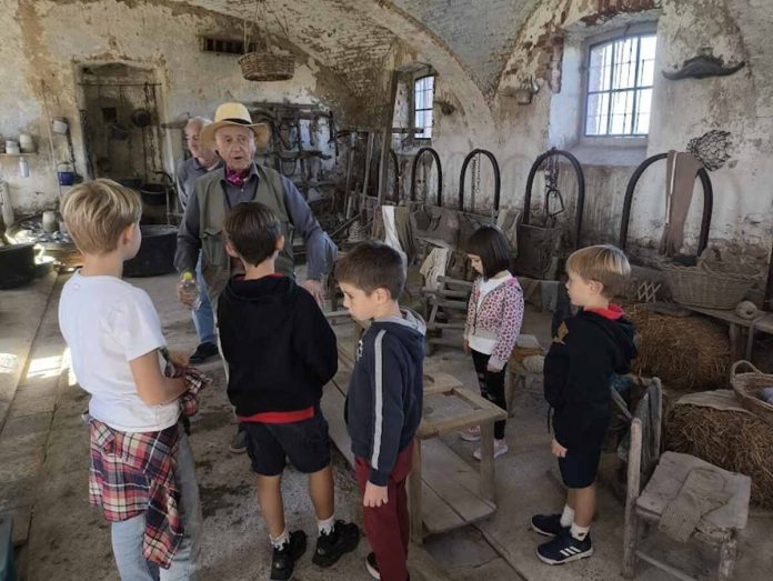 visita guidata tenuta colombara livorno ferraris signor mario con i bambini alla tenuta colombara dilivorno ferraris