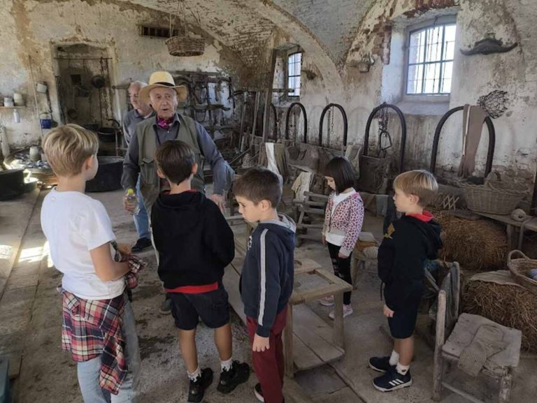 signor mario con i bambini alla tenuta colombara dilivorno ferraris