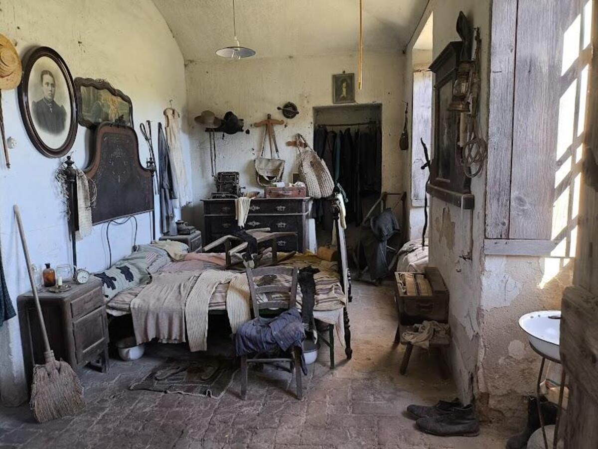 stanza da letto dei lavoratori delle risaie tenuta colombara