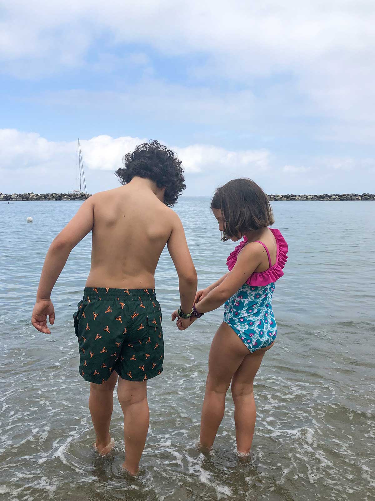 bambini sulla spiaggia a Ischia