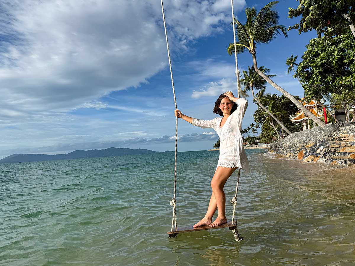 Koh Samui mare bambina altalena