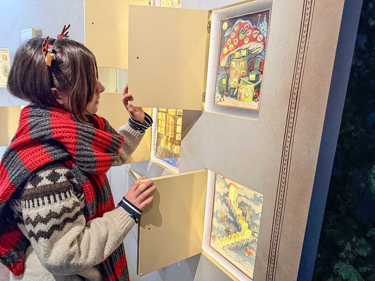 Noi abbiamo due grandi passioni: i musei e il Natale. Per questo, durante il nostro viaggio a Salisburgo, immaginate la nostra felicità quando scopriamo che esiste – ed è aperto tutto l’anno – il Museo del Natale, un luogo unico in Europa che racconta un secolo di tradizioni natalizie, dall’Ottocento alla prima metà del Novecento. Quello che rende speciale questo museo è la sua origine. Nasce dalla collezione privata raccolta in quasi cinquant’anni da Ursula Kloiber, una donna che dedica la vita a recuperare nei mercatini delle pulci in Europa e in America addobbi, oggetti, lettere, giocattoli, illustrazioni e testimonianze legate all’Avvento, al Natale e al Capodanno del mondo alpino. Il risultato è un percorso prezioso, curato e sorprendente, oggi esposto al pubblico sopra il Café Glockenspiel, nella centralissima Mozartplatz, proprio nel cuore storico di Salisburgo. Visita al Museo del Natale a Salisbiurgo Si entra attraverso una grande scenografia a forma di calendario dell’Avvento, con ogni finestrella che custodisce una sorpresa in carta, brillantini e immagini d’epoca. Le letterine dei bambini tra Ottocento e Novecento raccontano desideri semplici e un Natale più lento. Un’intera sala ricostruisce un salotto borghese con camino e un albero di Natale decorato come si usava alla fine dell’Ottocento, con vetro soffiato, nastri e candele. Non manca la collezione di formine in metallo per i biscotti dell’Avvento e la sezione dedicata al Natale in tempo di guerra, con un albero addobbato con simboli militari, uno degli oggetti più insoliti, ma anche più preziosi esposti nel museo. Le vetrinette mostrano giocattoli in legno, piccoli presepi, addobbi in vetro e cartoline d’epoca, mentre una teca speciale è dedicata ai simboli del Capodanno salisburghese, dagli spazzacamini al maialino portafortuna fino al ferro di cavallo. Nel percorso c’è anche una sala dedicata ai Krampuss e a San Nicolò. Nella tradizione alpina il 6 dicembre San Nicolò porta doni ai bambini buoni, mentre i Krampuss, figure demoniache con maschere intagliate e campanacci, lo accompagnano per ammonire i più monelli. Una tradizione antica e ancora molto viva, raccontata attraverso costumi, oggetti e fotografie storiche. Dolci musichette di Natale si diffondono nell’aria e ti mettono subito di buon umore. Quando esci da questo piccolo museo ti senti felice, come se portassi con te un frammento di magia invernale. <div class="vc_row_inner vc_row vc_inner wpb_row td-pb-row "curiosita"">
	<div class="vc_column_inner wpb_column vc_column_container tdc-inner-column td-pb-span12">
	<div class="vc_column-inner"><div class="wpb_wrapper"><div class="td_block_wrap td_block_text_with_title tagdiv-type td-pb-border-top cta-single-post-ntr td_block_template_1">
	<div class="td-block-title-wrap"><h4 class="block-title td-block-title"><span class="td-pulldown-size"><div class="tds-icon-svg"><svg xmlns="http://www.w3.org/2000/svg" width="18.248" height="20.367" viewBox="0 0 18.248 20.367"> <g id="paper-pin" transform="translate(-2.2 -0.5)"> <g id="Raggruppa_94" data-name="Raggruppa 94" transform="translate(2.2 0.5)"> <path id="Tracciato_22" data-name="Tracciato 22" d="M6.273,20.867a4.126,4.126,0,0,1-2.891-1.183,4.205,4.205,0,0,1,0-5.847L12.055,5.1a2.594,2.594,0,0,1,1.84-.788,2.386,2.386,0,0,1,1.84.788,2.594,2.594,0,0,1,.788,1.84,2.486,2.486,0,0,1-.788,1.84L9.821,14.691,9.1,13.969l5.913-5.913a1.583,1.583,0,0,0,.46-1.183,1.889,1.889,0,0,0-.46-1.183,1.583,1.583,0,0,0-1.183-.46,1.889,1.889,0,0,0-1.183.46l-8.607,8.8a3.159,3.159,0,0,0,4.468,4.468L18.1,9.37A4.533,4.533,0,0,0,14.88,1.617a4.465,4.465,0,0,0-3.219,1.314L5.222,9.37,4.5,8.647l6.439-6.5a5.552,5.552,0,0,1,7.884,0,5.591,5.591,0,0,1,0,7.884L9.164,19.619a4.146,4.146,0,0,1-2.891,1.248Z" transform="translate(-2.2 -0.5)" fill="#fff"/> </g> </g> </svg></div> "Curiosità"</span></h4></div><div class="td_mod_wrap td-fix-index"><p>Joseph Mohr, nato a Salisburgo nel 1792, è il sacerdote che scrive il testo della celebre “Stille Nacht”, la canzone di Natale più diffusa al mondo. Nel 1818, insieme al maestro di scuola Franz Xaver Gruber, dà vita a un brano che oggi è tradotto in più di 300 lingue ed è riconosciuto come patrimonio culturale immateriale austriaco. </p>
	</div></div></div></div></div></div> Perché visitare il museo di Natale con i bambini Il museo è di dimensioni ridotte e si visita in circa quaranta minuti. È perfetto per le famiglie: ogni sala è ricca di dettagli immediati e oggetti curiosi e all'uscita noi abbiamo comprato una piccola pallina di Natale a forma di brezel, a due euro e cinquanta, come ricordo.  Informazioni pratiche Il Museo del Natale di Salisburgo si trova sopra il Café Glockenspiel, Mozartplatz, Salisburgo. Èaperto dal  mercoled alla omenica: 10–18 Durante il Festival di Salisburgo e nel periodo d’Avvento: tutti i giorni 10–18 24 e 31 dicembre: 10–13 Chiuso da febbraio a metà marzo Cani non ammessi (tranne cani guida) Prezzi Adulti: 9 € Bambini: 5 € Studenti, anziani, persone con disabilità: 8 € Gruppi da 15 persone: 8 € Scuole: 3 € Visite guidate per gruppi: 65 € + ingressi Con la Salzburg Card: ingresso gratuito una sola volta Museo del Natale Salisburgo 