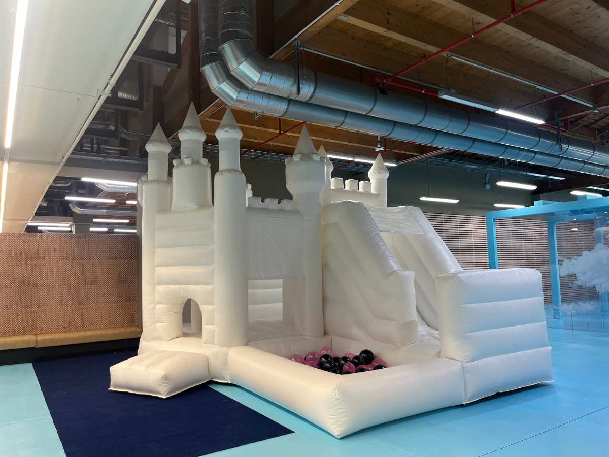 castello gonfiable alla beautiful gallery di bologna