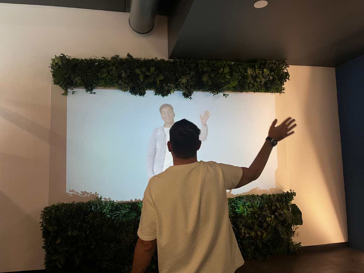 ripeti i gesti e fai strane azioni alla beautiful gallery di bologna