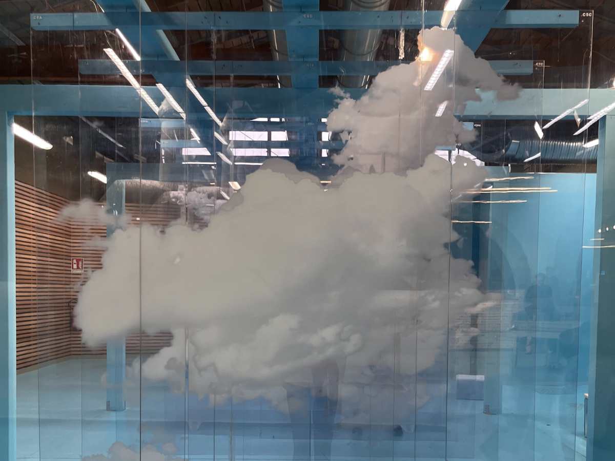 installazione con nuvole alla beautiful gallery di bologna