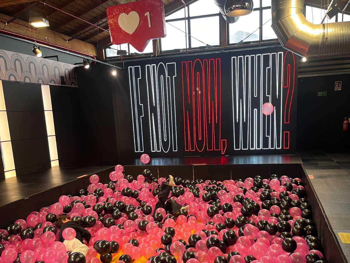 piscina di palline gigante alla beautiful gallery xxl di Bologna