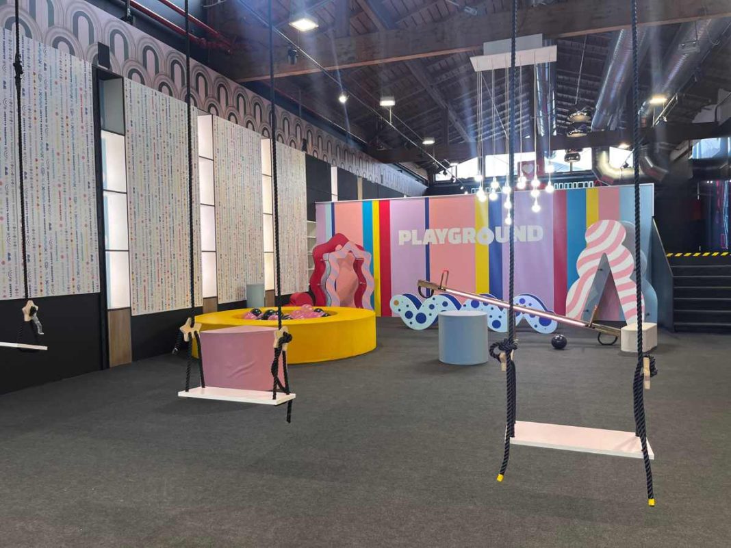 playground con altalene e giochi alla beautiful gallery xxl di Bologna