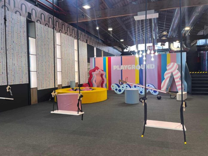 playground con altalene e giochi alla beautiful gallery xxl di Bologna