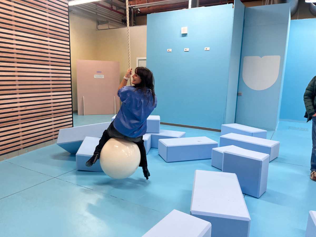 ragazza abbatte muro di cubi morbidi su una palla alla beautiful gallery di Bologna