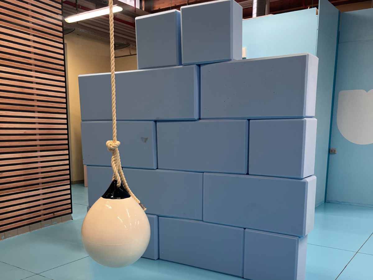 muro di cubi morbidi con palla alla beautiful gallery di Bologna